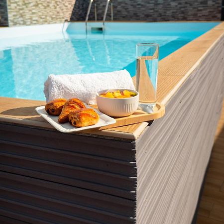 Evasion En Plein Coeur De La Ville Studio Jacuzzis Sauna Et Piscine Au Centre De Port-Louis Exteriör bild
