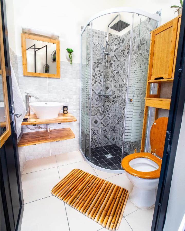 Evasion En Plein Coeur De La Ville Studio Jacuzzis Sauna Et Piscine Au Centre De Port-Louis Exteriör bild